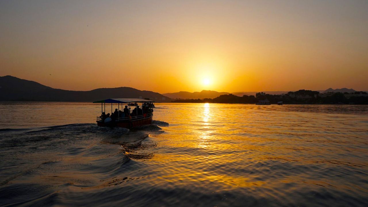 Boat Trip On Lake Pichola Udaipur