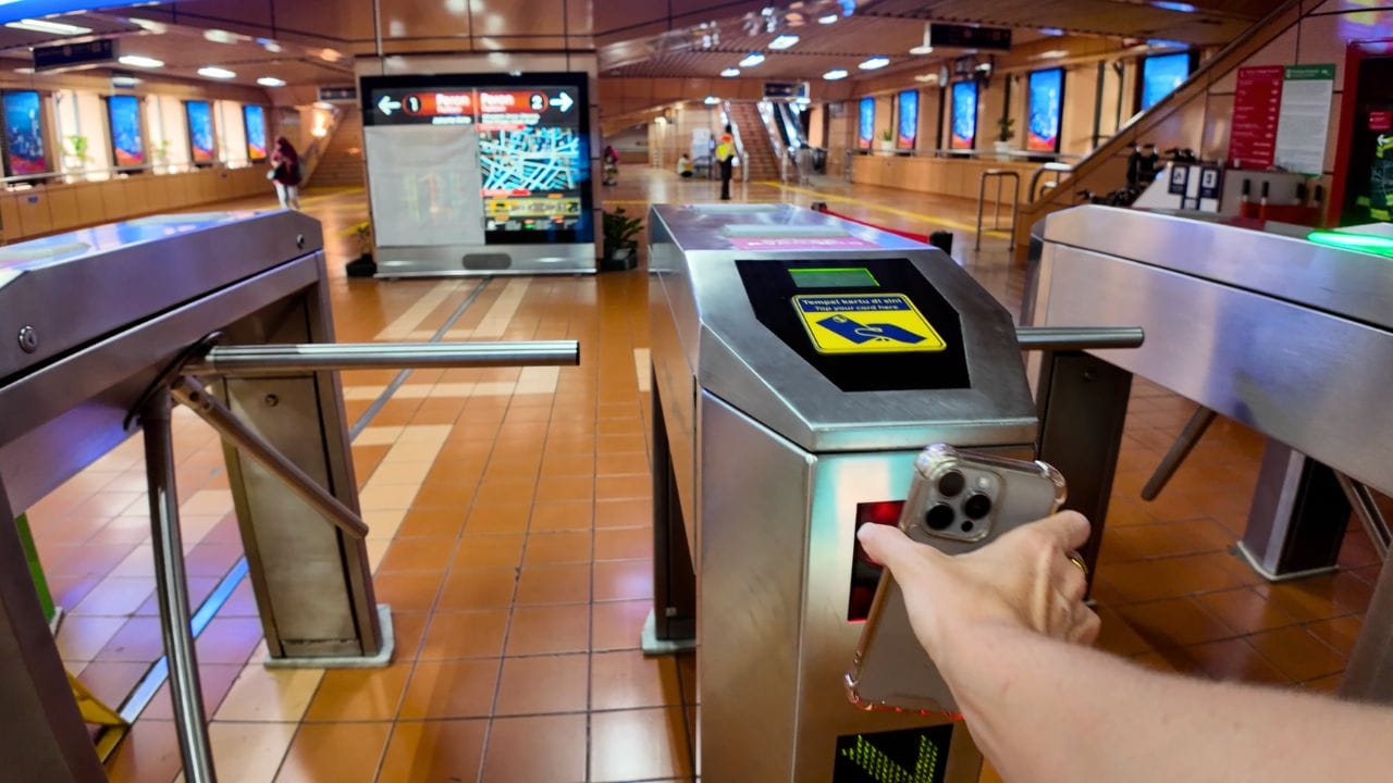 Ticket Gate KRL Jakarta