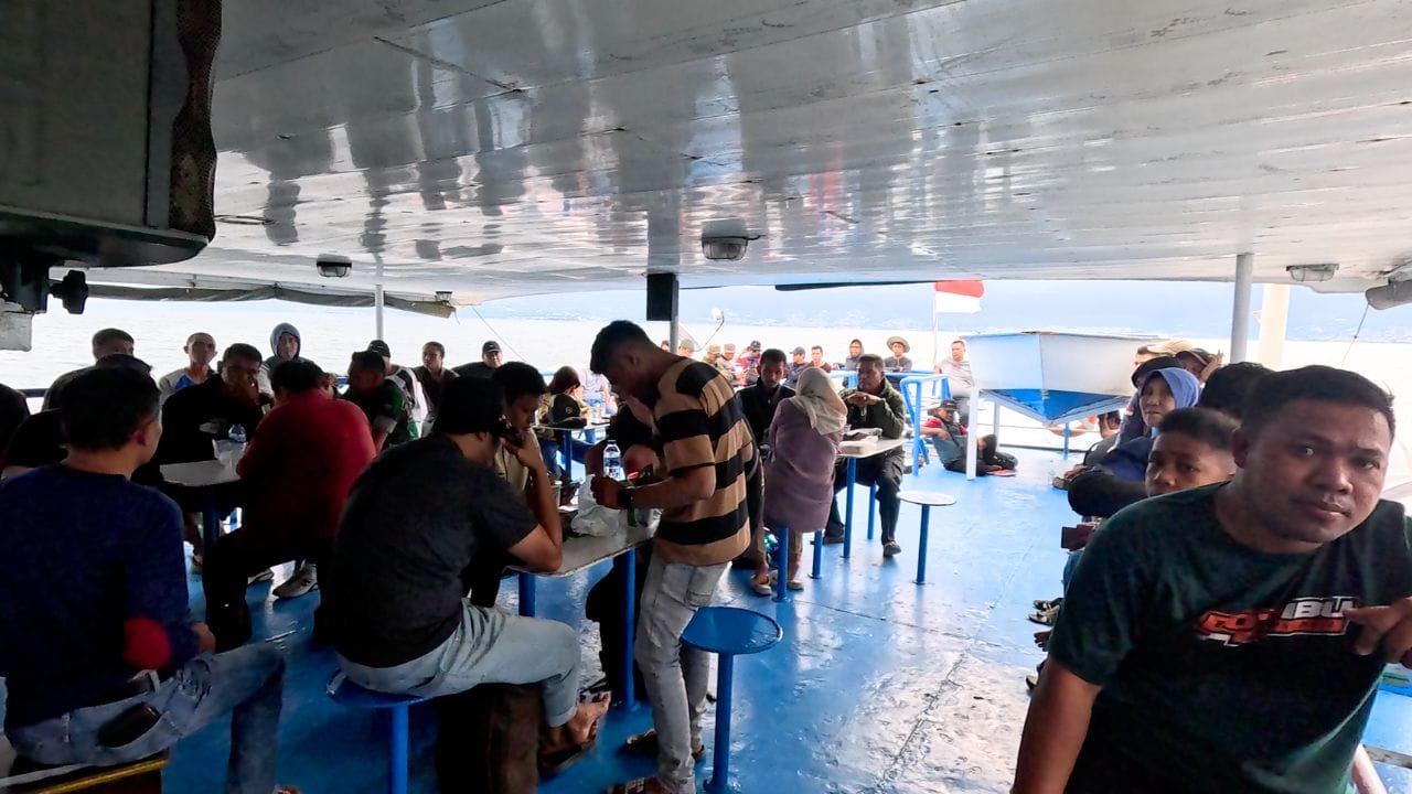 ferry to Banggai islands
